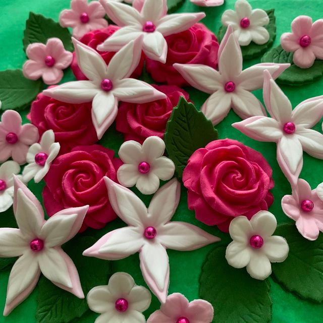 Deep pink sugar roses and pale pink veined flowers